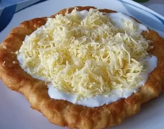 langosi de casa cu smantana cascaval usturoi